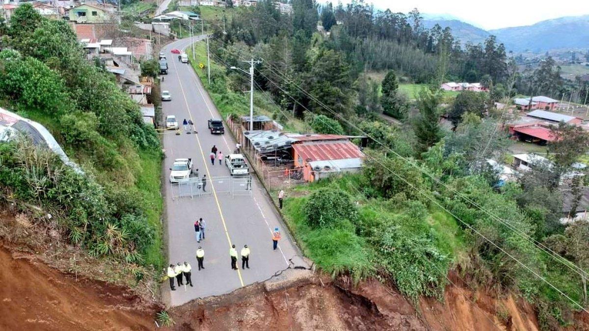 Afectados. El COE cantonal está recabando información sobre los daños en la carretera Chimbo - El Cristal.