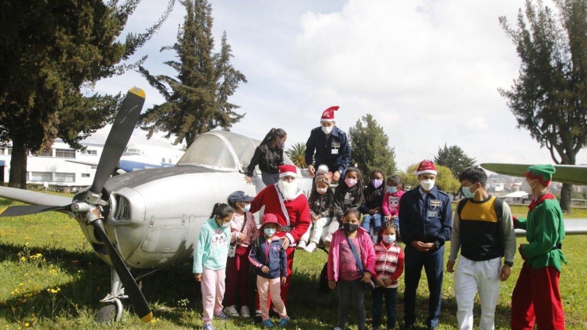 Los pequeños llegaron en un bus de la FAE hasta las instalaciones de la antigua Base Aérea.