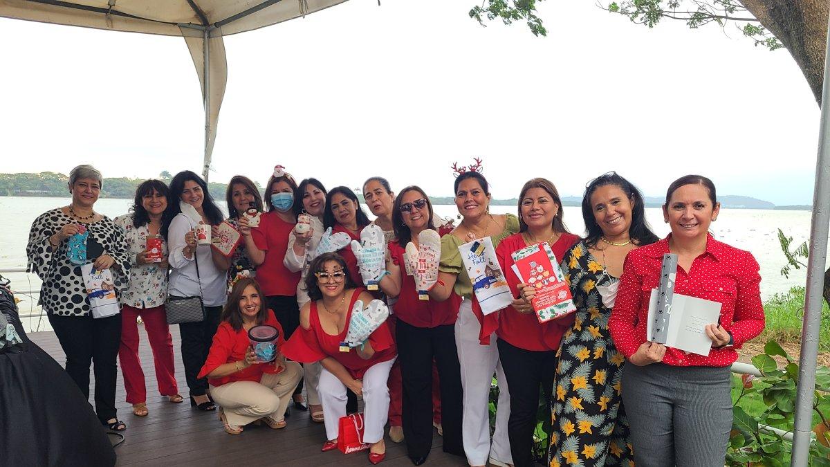 Las exalumnas del colegio Sagrados Corazones de la promoción 24 (1983-1984) se reunieron presencialmente, después de hacerlo solo virtualmente por cuidarse de la pandemia de la COVID-19.