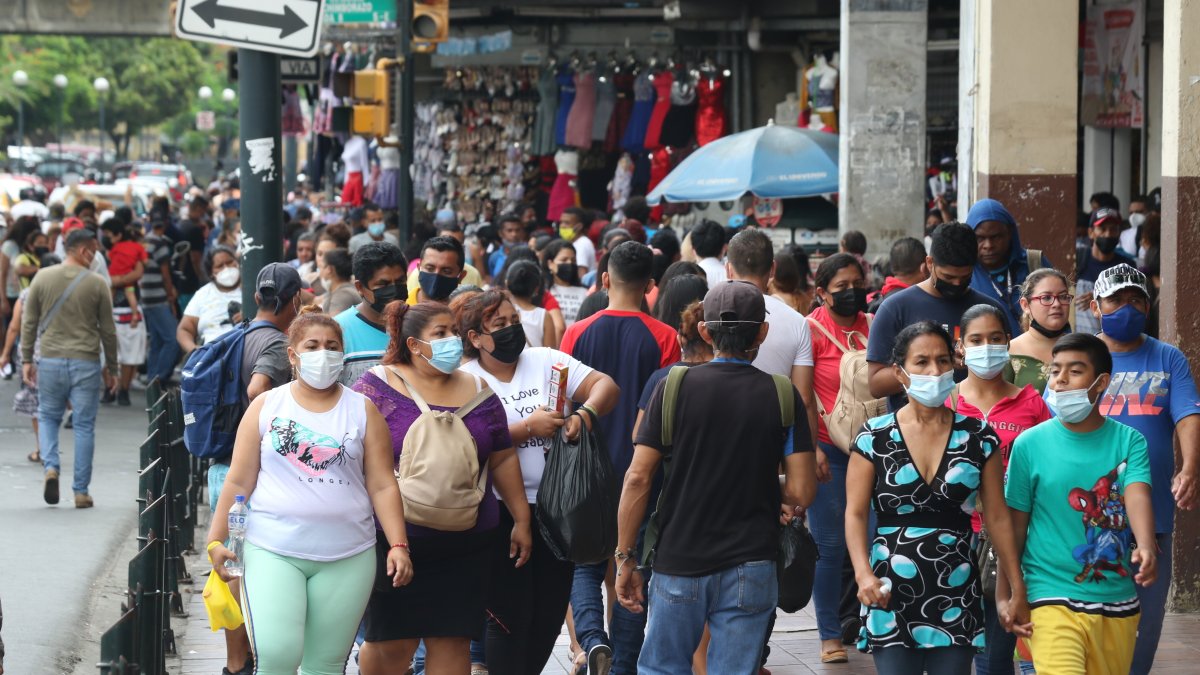 Bahía de Guayaquil. No se cumple con el distanciamiento social y el aforo en varios locales comerciales.