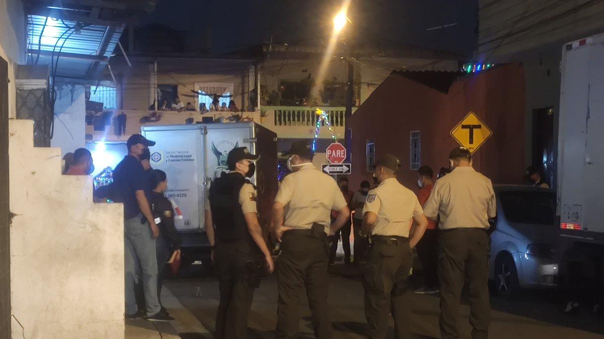 Policías llegaron al sector para indagar detalles de esta nueva balacera. 
.