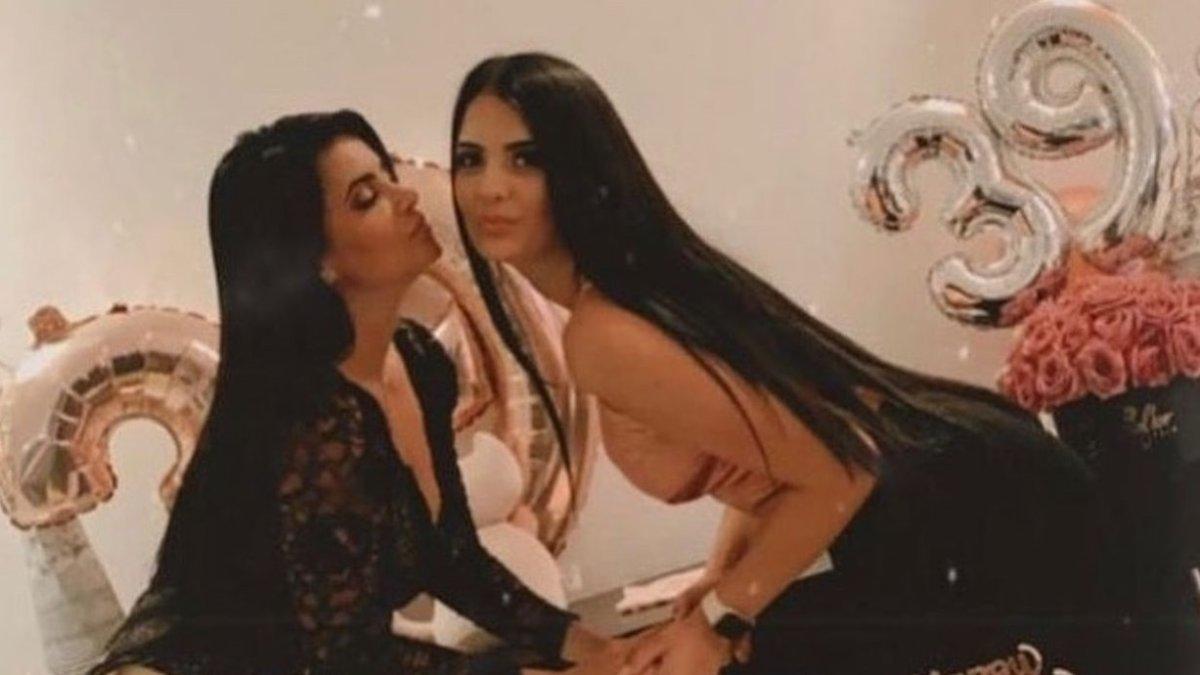 Naomi junto a Sara en la celebración de su cumpleaños 39. Todos le decían que parecían hermanas