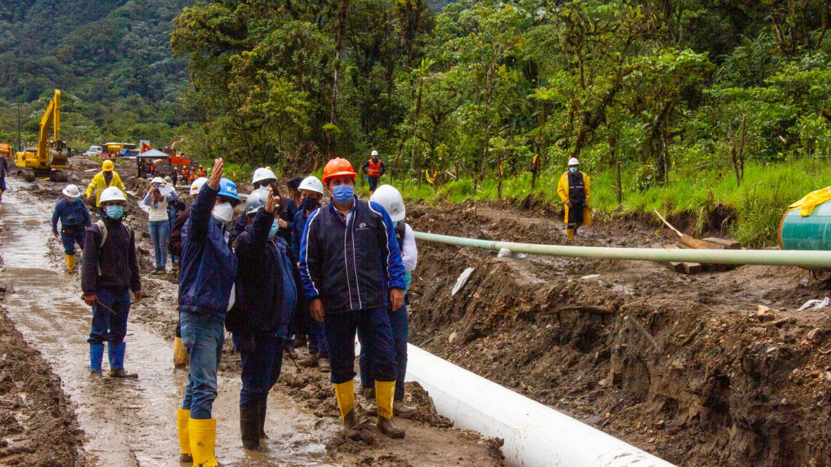 Las autoridades del Ministerio de Energía visitan la construcción de las variantes de los oleoductos.