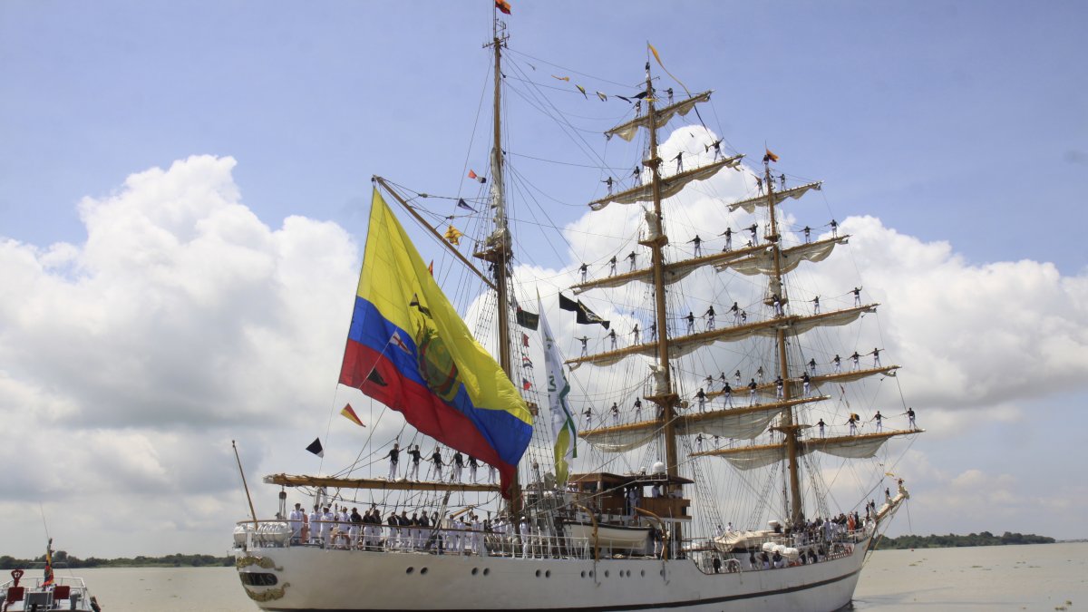La nave está atracada en el muelle N° 5 en la Base Naval Sur.