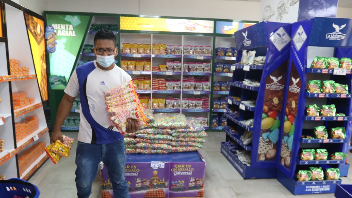 Comercio. La tienda de confites de la empresa La Universal en el centro-sur de Guayaquil.