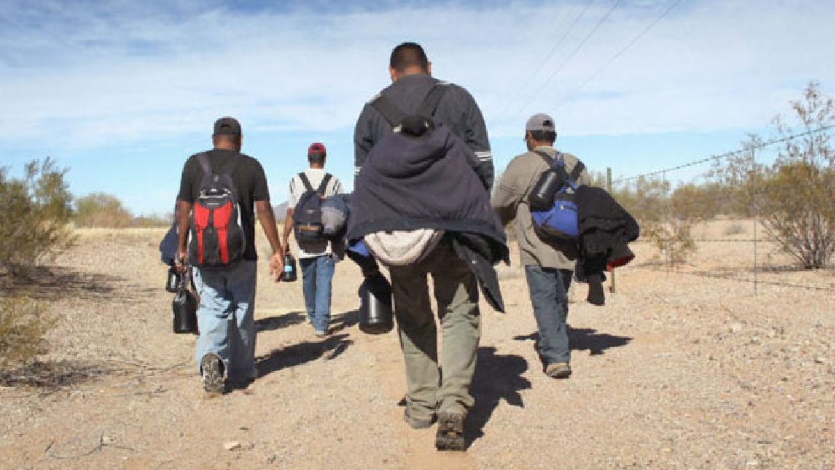 Migrantes cruzando la frontera terrestre de México y Estados Unidos.
