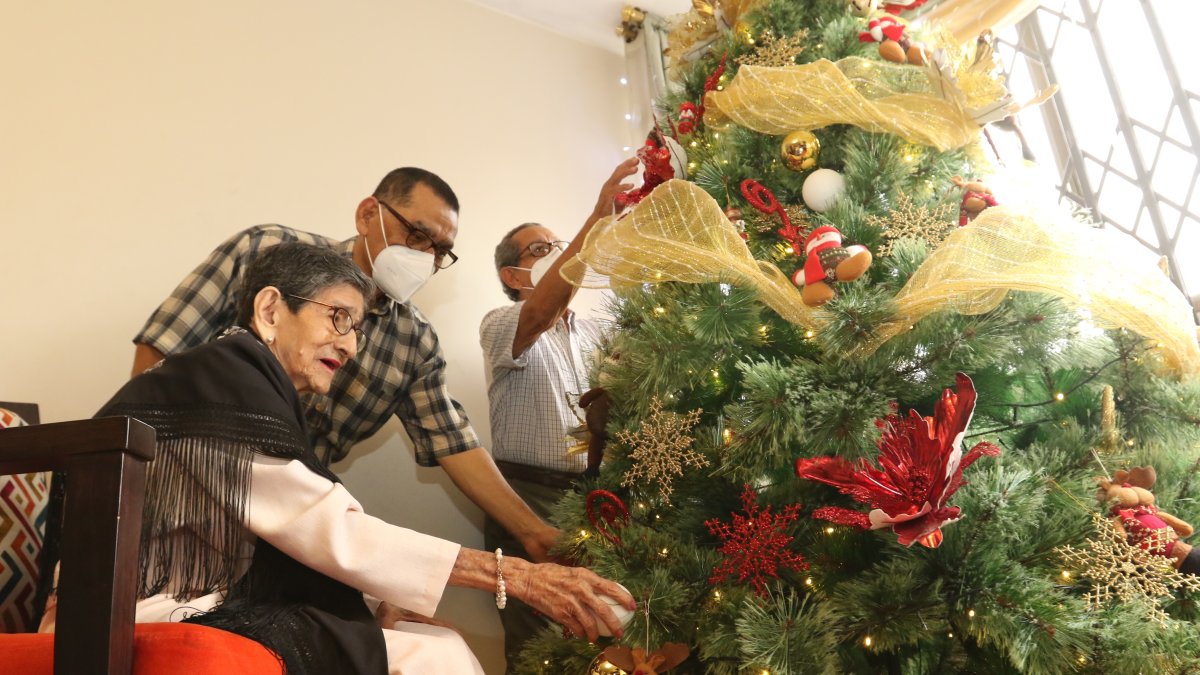 Momento. Esperanza Campoverde junto a dos de sus ocho hijos: Iván y Jacinto Villavicencio. Ella tiene 18 nietos, 20 bisnietos y 2 tataranietos.
