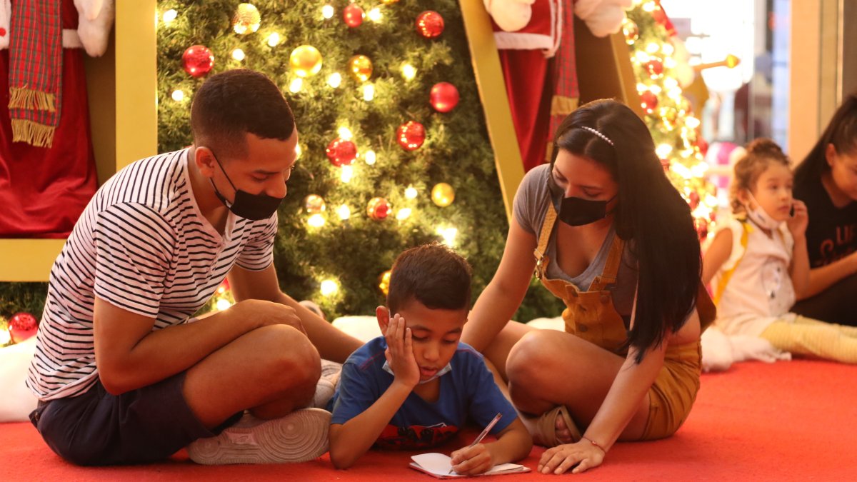 Acciones. Las fiestas decembrinas regresaron con fuerza este año en la ciudad, y sus protagonistas fueron las familias que se dieron tiempo para escribir cartas.