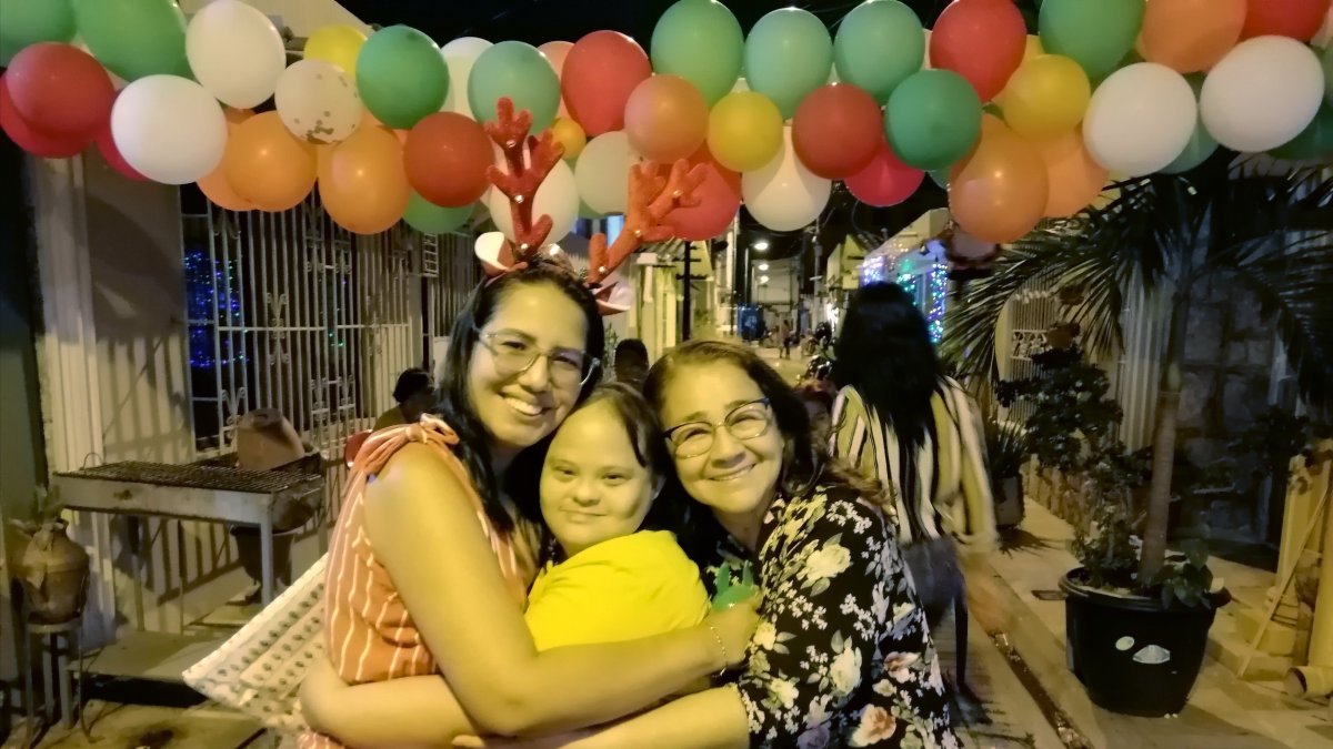 En el barrio de las manzanas E7 y E8 se organizó una reunión entre vecinos y se entregó regalos a los menores de edad.