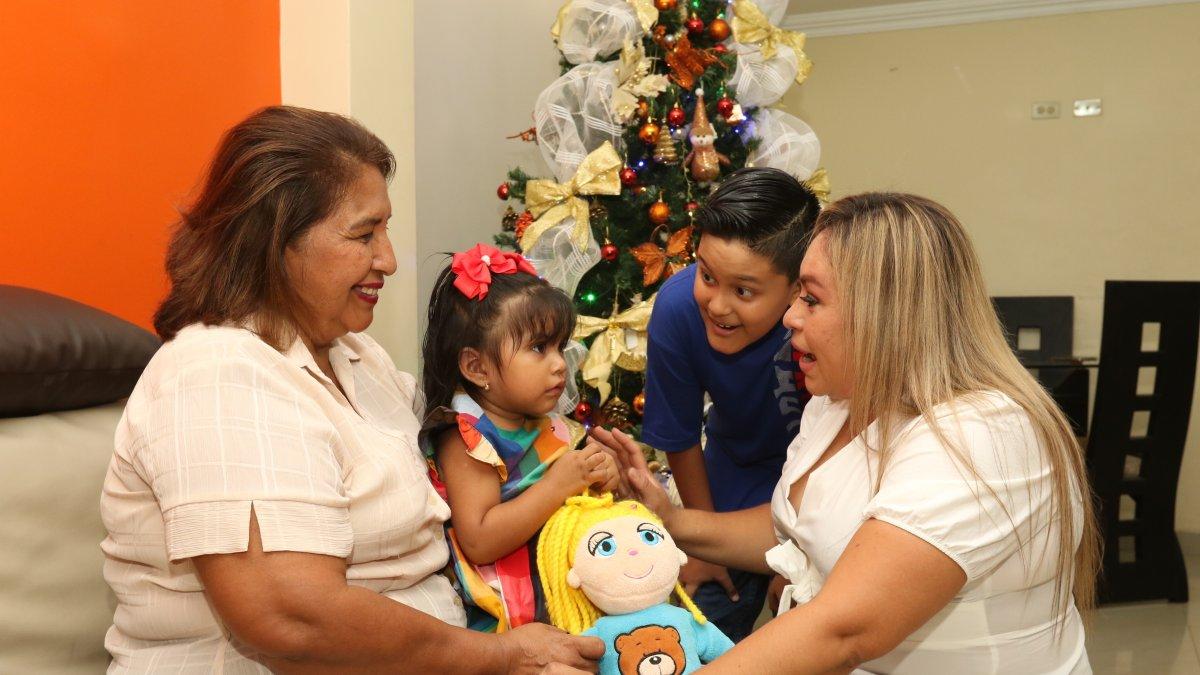 La pequeña Dana ha vivido su año y medio de vida en medios de los cuidados y restricciones de su familia para evitar un posible contagio de COVID-19.