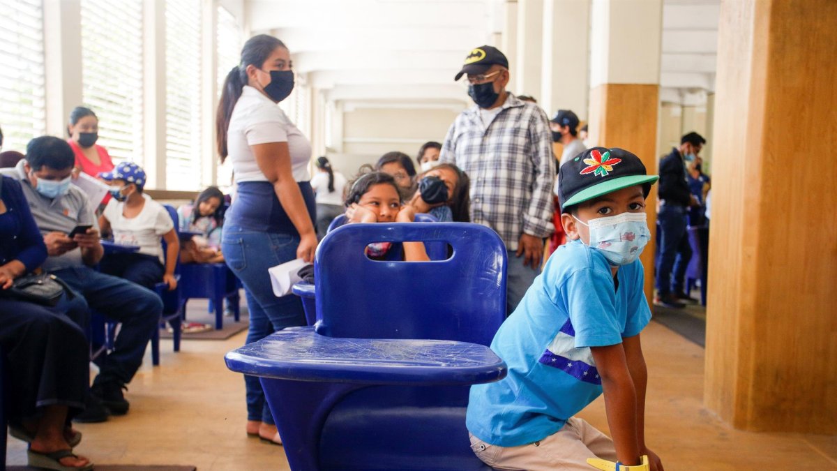 Niños participan del proceso de vacunaciónen Guayaquil (Ecuador) en una imagen de archivo.