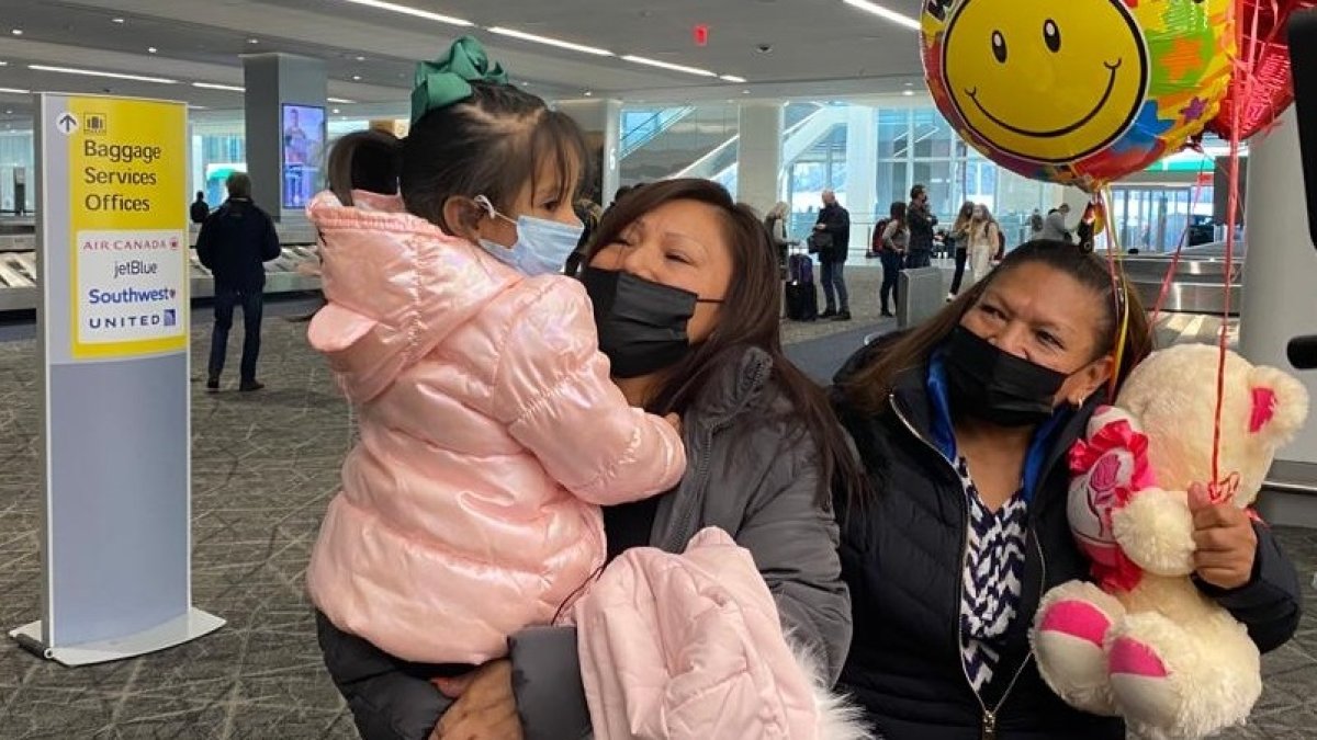 Momento en el que se encuentra la menor de tres años junto a su abuela en Nueva York.