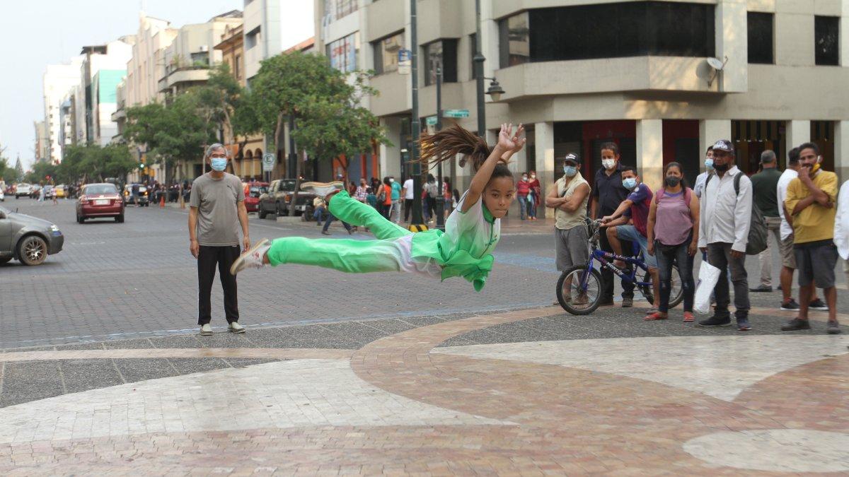 Arte.Yan De Quon, al fondo, observa a una de sus alumnas en la práctica de una de las artes marciales muy representativa del gigante asiático.