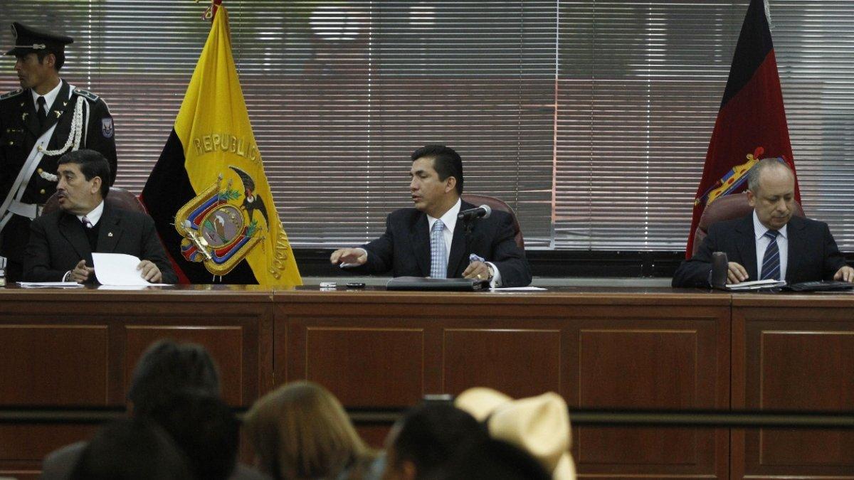 Jueces. Jorge Blum (izquierda) y Wilson Merino (ponente, centro), dos de los tres integrantes del tribunal de casación que ratificó la sentencia del caso El Universo.