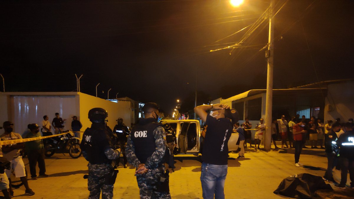 Policías llegaron al sitio donde habrían quemado a presuntos delincuentes.
