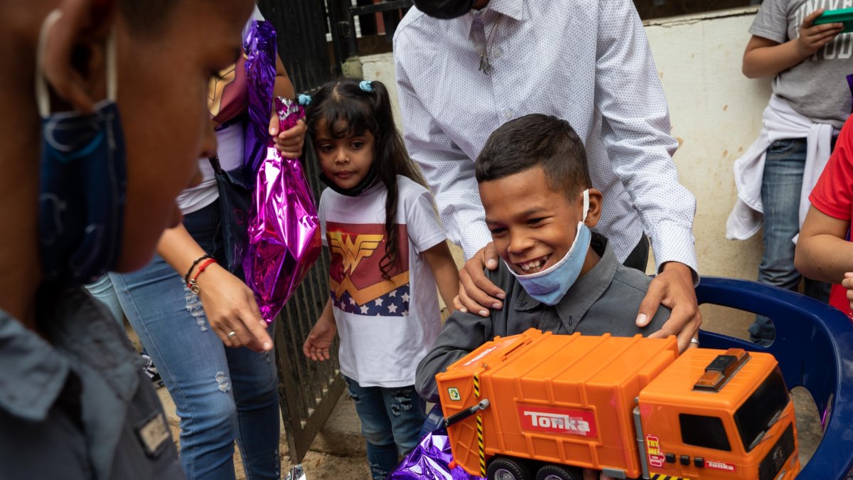 Un niño reacciona luego de abrir un regalo de 