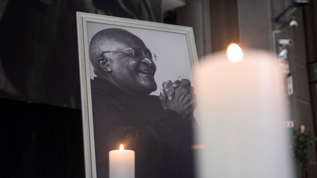 Velas encendidas han sido colocadas delante de una fotografía del difunto arzobispo emérito Desmond Tutu en el centro civil de Ciudad del Cabo, Sudáfrica.