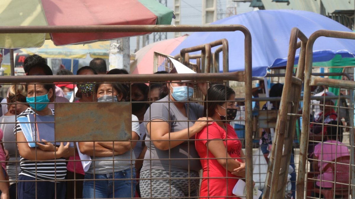 Cada que hay una balacera o amotinamiento, los familiares de los PPL acuden a los exteriores de las cárceles para pedir información.