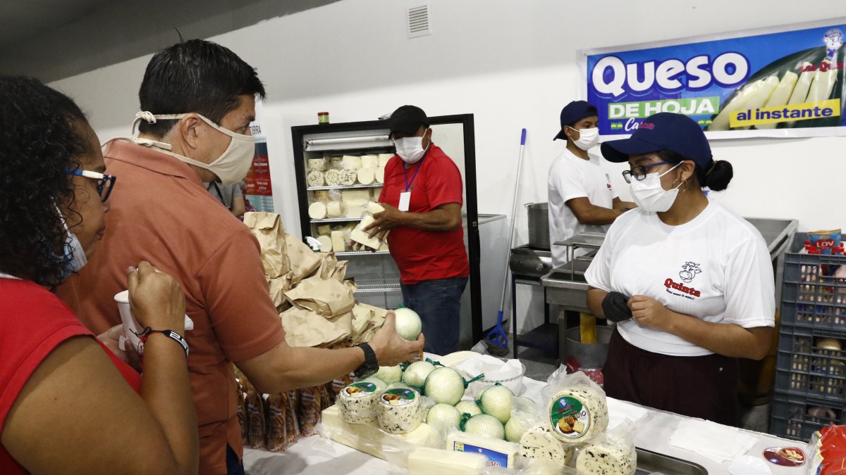 Comercio. En los mercados del país la costumbre de los clientes es regatear el precio de los diversos productos.
