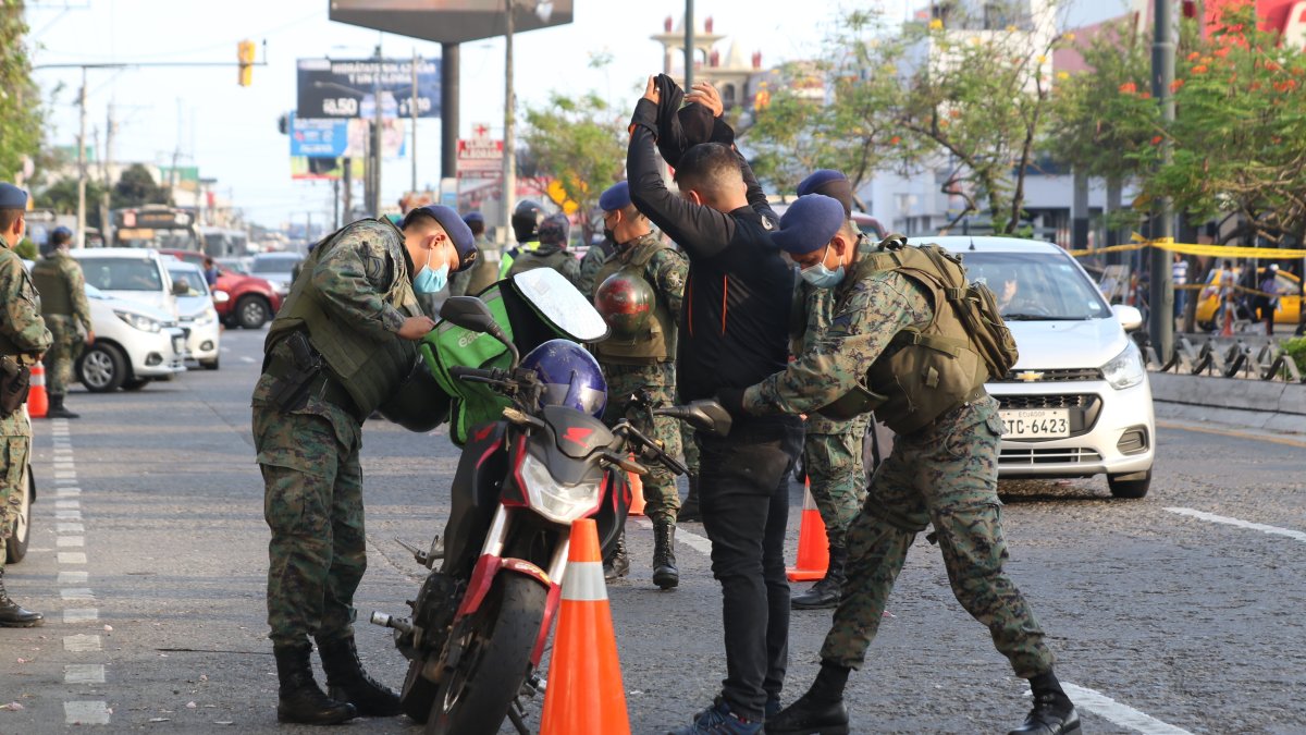 Controles El cuerpo militar se encargará de apoyar en los controles; en el exterior de la cárcel y en las calles con la Policía Nacional.