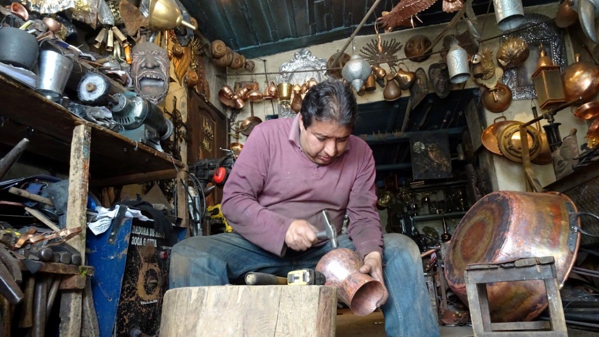 Juan Gutiérrez, un forjador de metales en la ciudad de Cuenca. Destaca por mantener ese oficio que sus ancestros le enseñaron.