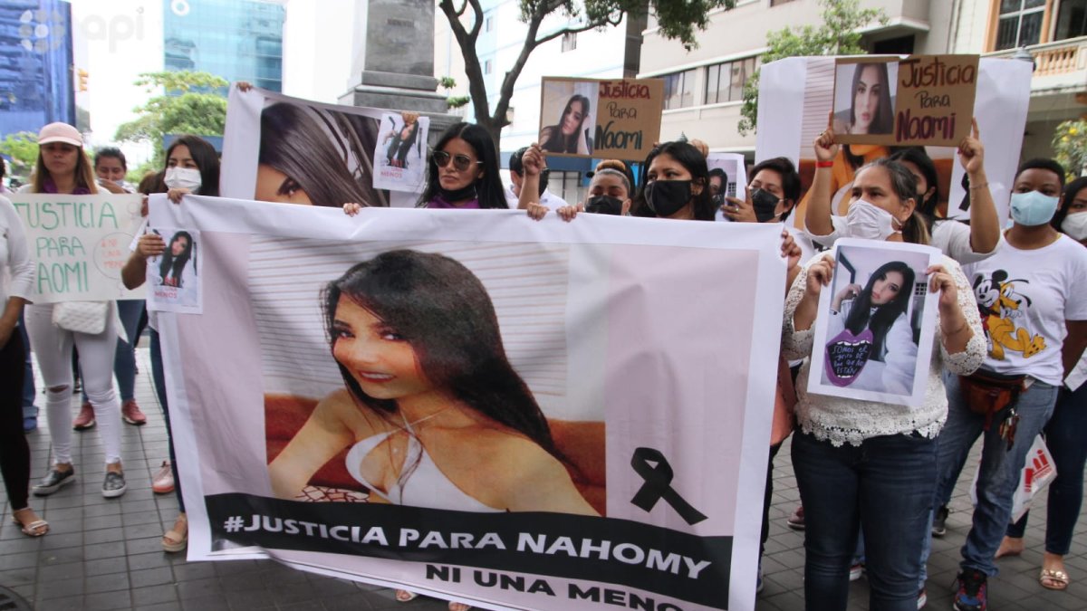Un plantón para pedir justicia por Naomi Arsentales, fuera de la Fiscalía se realizó hace pocos minutos en Guayaquil.