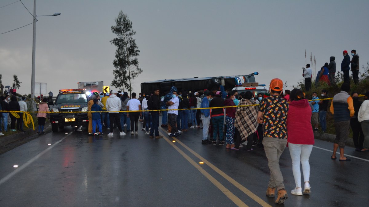 Los habitantes del sector denominado 'Curva de la muerte', aseguraron que los accidentes ocurren con frecuencia en el sector.
