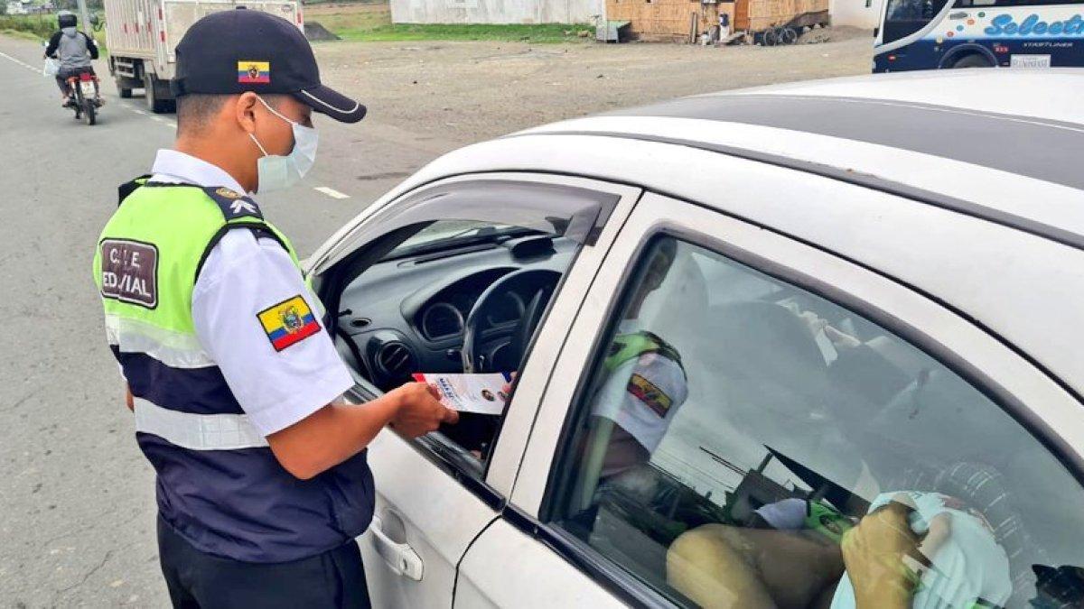 Prevención. Los agentes de tránsito, además de los controles en las vías, impulsaron una campaña sobre la cultura vial