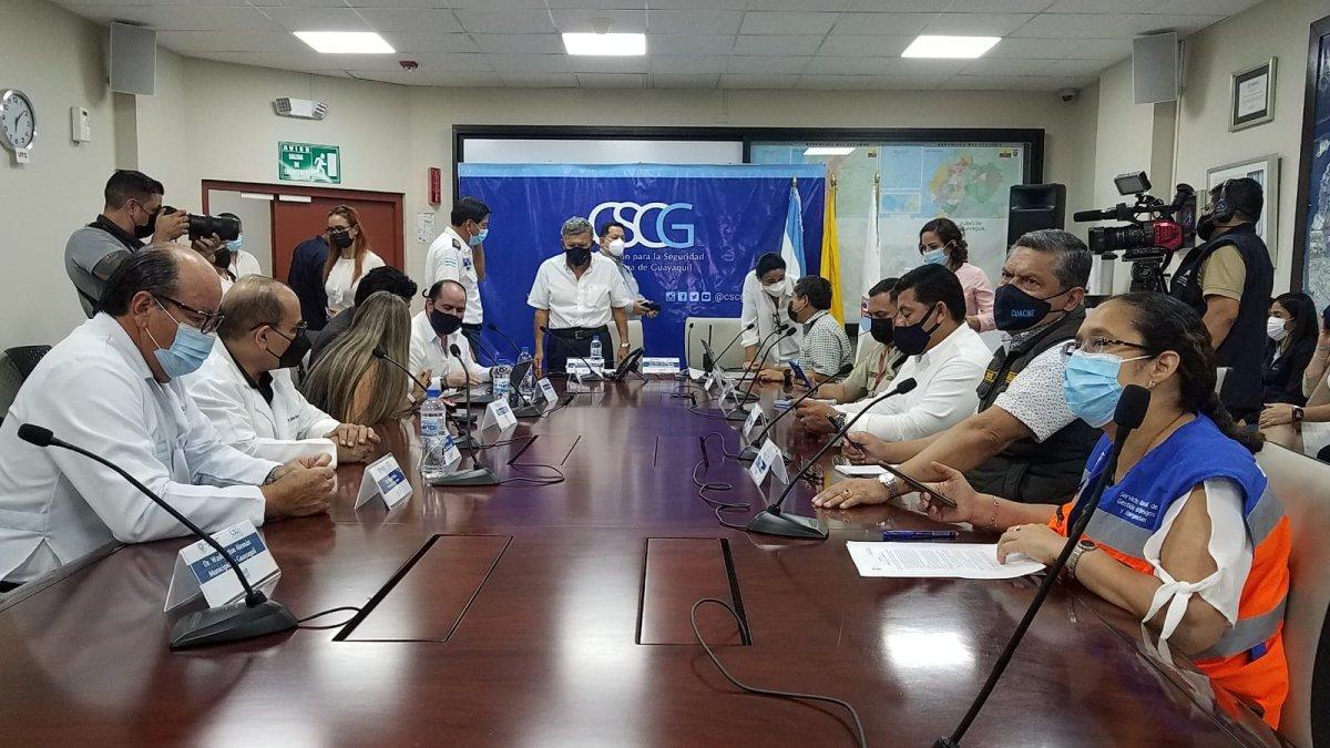 El COE cantonal en reunión, donde se definieron las nuevas medidas.