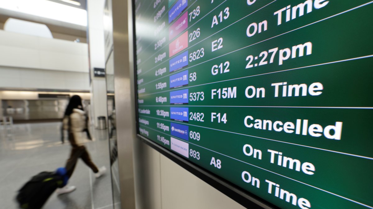 Registro este sábado de un tablero con el reporte de varios vuelos cancelados en el Aeropuerto Internacional de San Francisco (California, EE.UU.).
