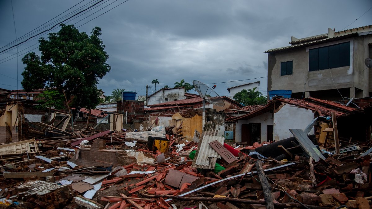 Fotografía de casas destruidas por inundaciones provocadas por lluvias hoy, en la ciudad de Itambé, en el estado de Bahía.