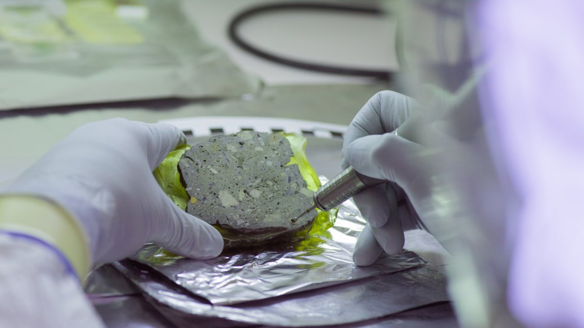 Toma de muestras de un bloque de sedimentos para el análisis de ADN antiguo.