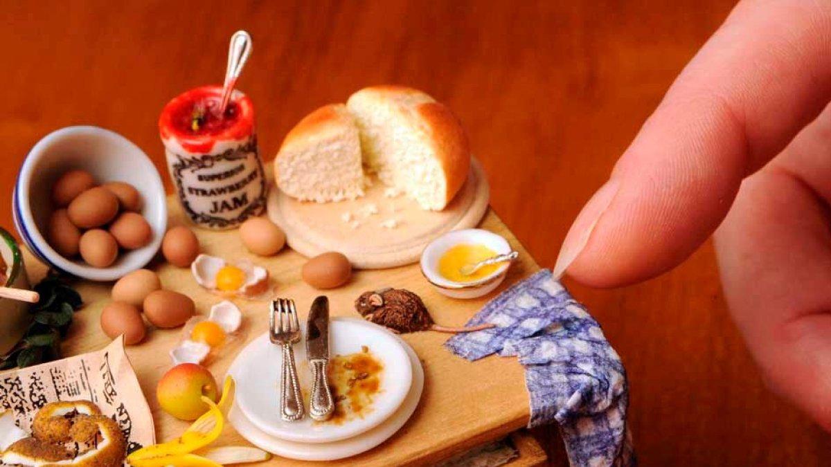 Una mesa de cocina en miniatura perteneciente al Festival de Casas de Muñecas de Kensington.