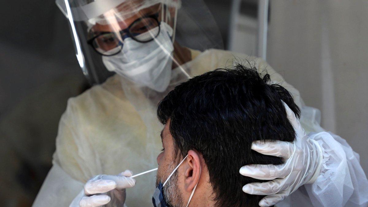 Personal médico le toma la prueba de coronavirus a un hombre en Río de Janeiro (Brasil), en una fotografía de archivo