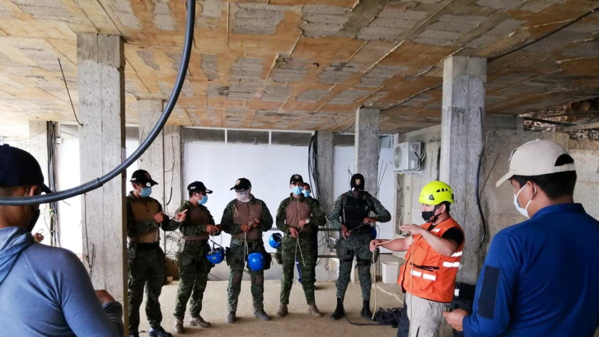 Capacitación. Los militares se preparan para recorrer el ambiente de las minas.