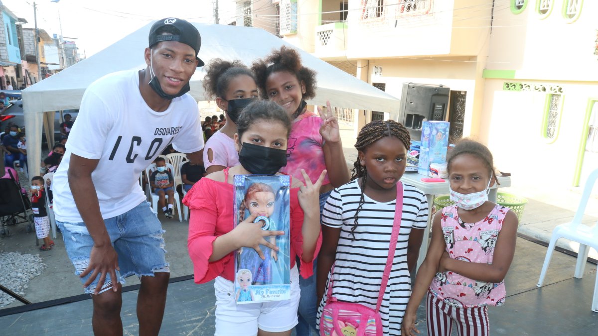 Gonzalo Plata departió con los niños de su tradicional barrio por Navidad.