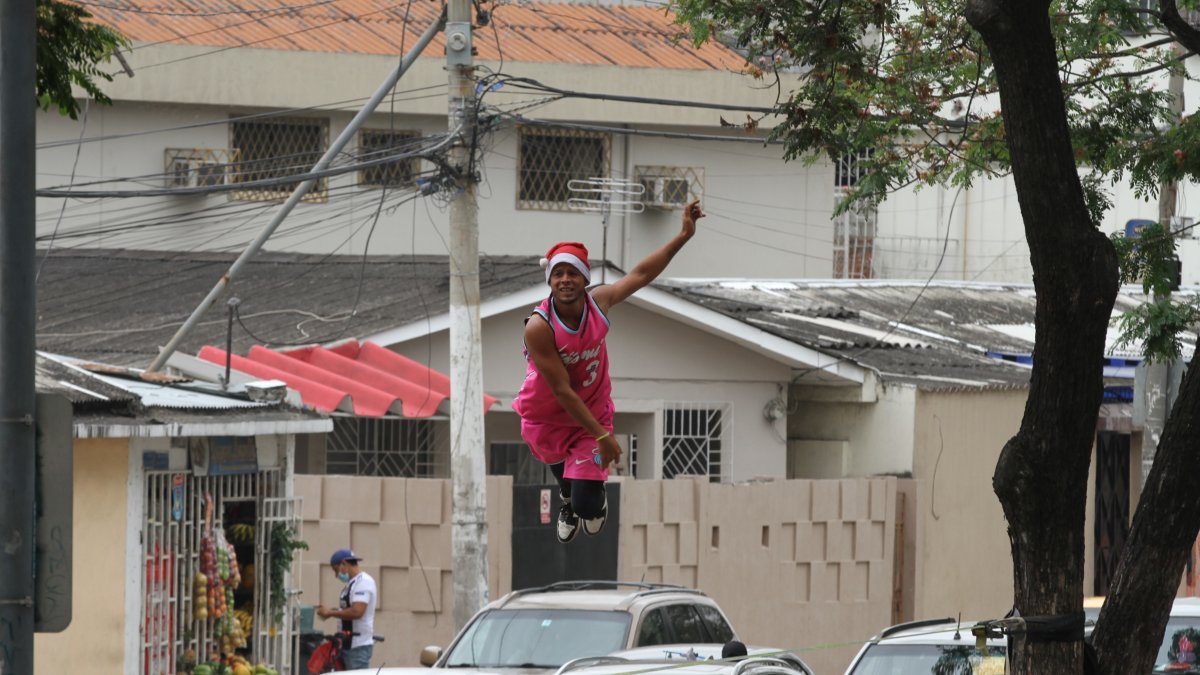Destrezas. Luna ejecuta sus piruetas ante la mirada de conductores y transeúntes del norte de Guayaquil.