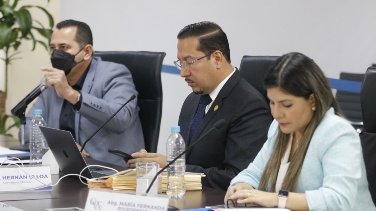 Destituidos: Francisco Bravo (d), Hernán Ulloa (c), María Fernanda Rivadeneira (i).