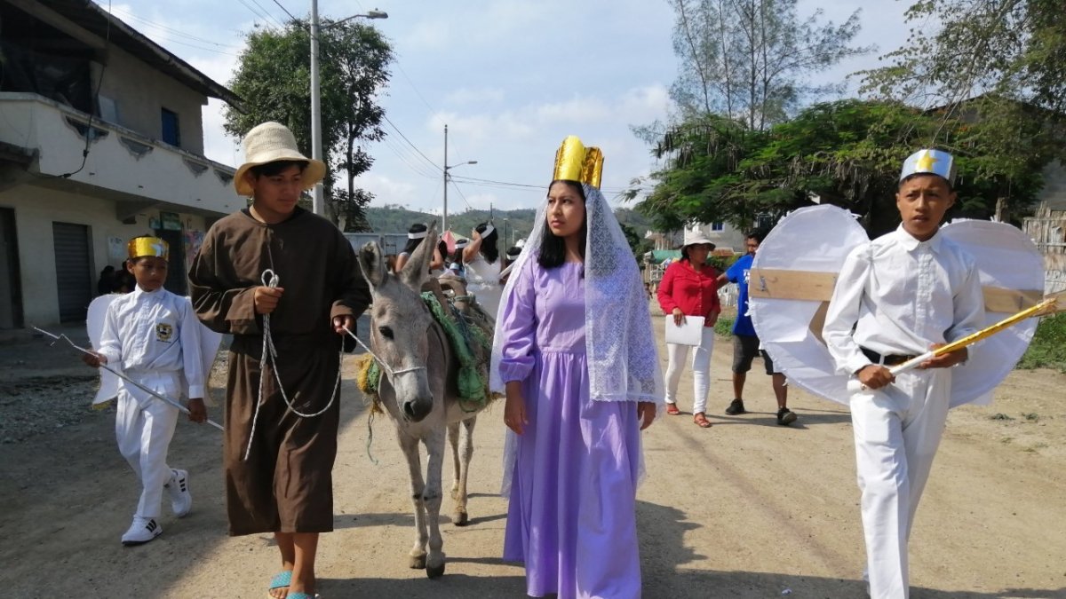 San José y María caminan junto a los ángeles por las calles de Sitio Nuevo.