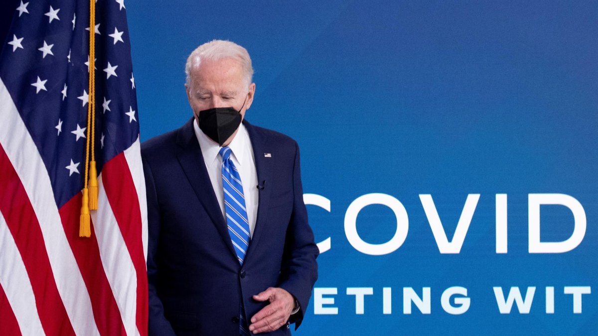 El presidente de Estados Unidos, Joe Biden, llega para participar en la reunión virtual del equipo de respuesta a la covid-19 de la Casa Blanca, este 27 de diciembre de 2021.