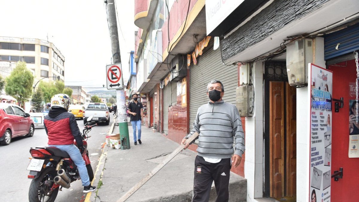 Los vecinos buscan defenderse con palos u otros objetos.