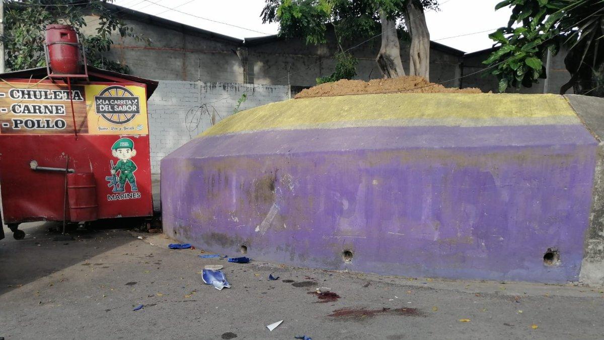 El sitio fue acordonado para la búsqueda de indicios y luego el cuerpo fue trasladado al Laboratorio de Criminalística y Ciencias Forenses.