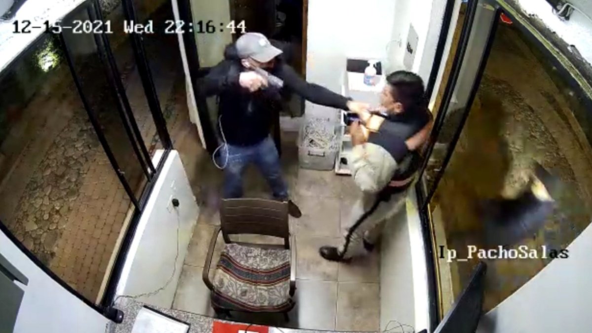 El robo se produce mediante amenazas o violencia sobre las víctimas, al sustraerse o apoderarse de un bien mueble propio o del que sea custodio.