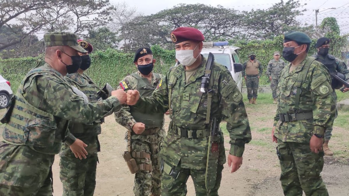 Ceremonia. El jefe del Comando Conjunto Fabián Fuel, en el relevo de tropas afuera de la Penitenciaría.