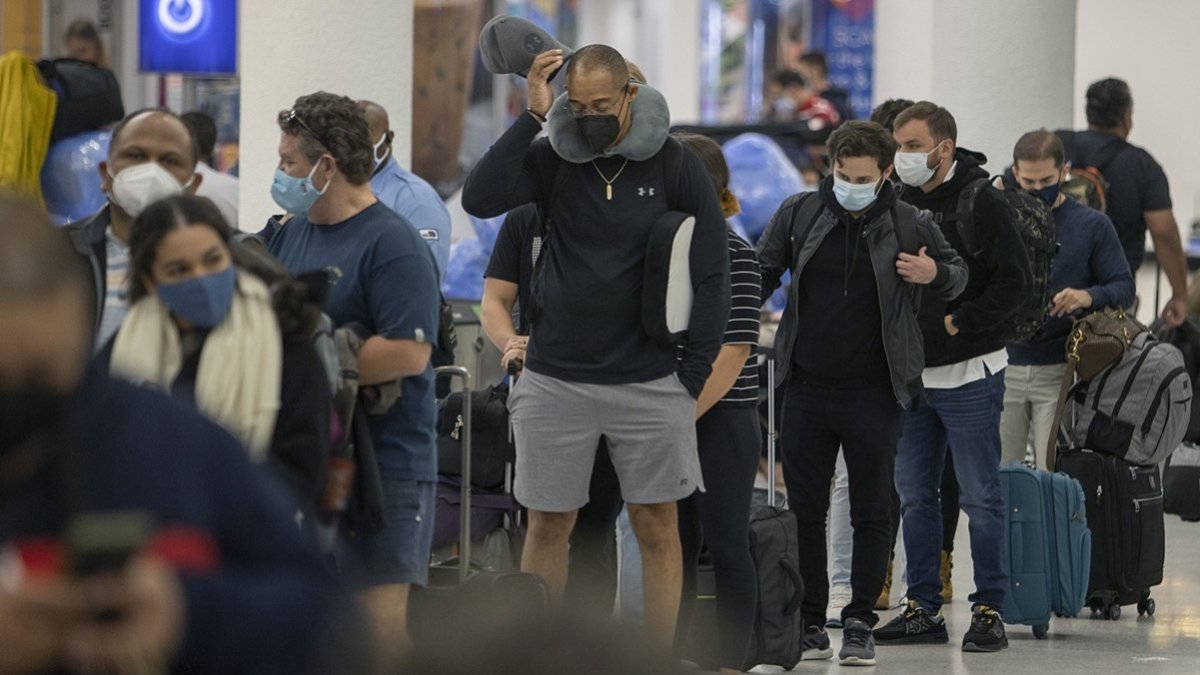 El drama de no poder volar se vive en muchos aeropuertos del mundo en estos momentos.