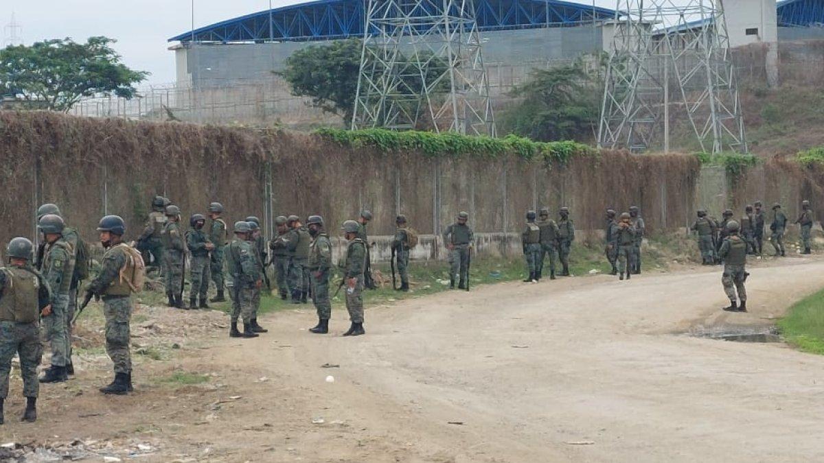 Militares vigilan palmo a palmo los alrededores del mayor reclusorio en Guayaquil, donde se presume un intento de fuga.