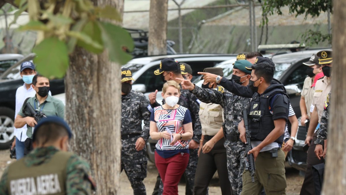 La ministra Alexandra Vela, acompañada de otras autoridades, recorre la Penitenciaría del Litoral.