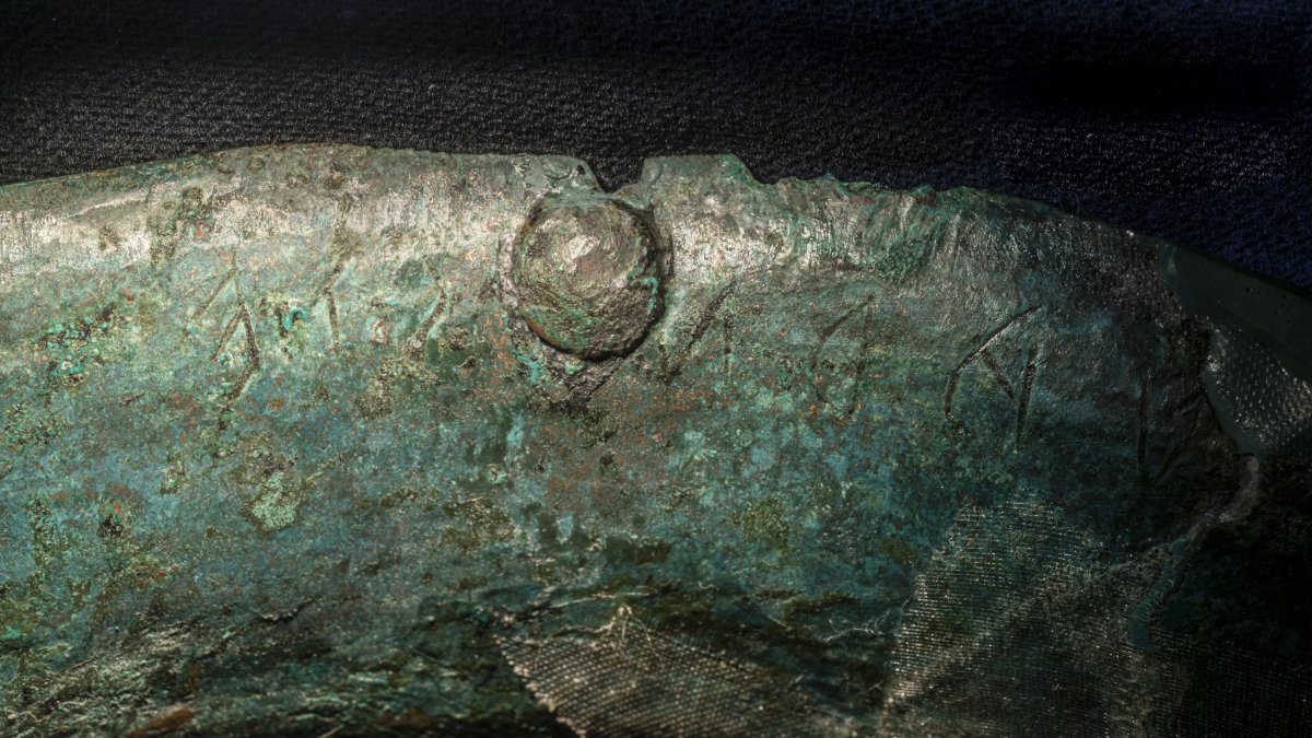 Un yelmo etrusco de 2.400 años ha revelado una 