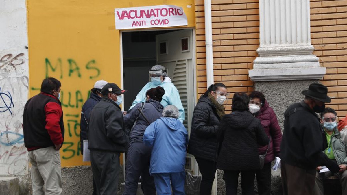 Largas filas se forman en este país andino, donde es obligatoria la vacunación anticovid