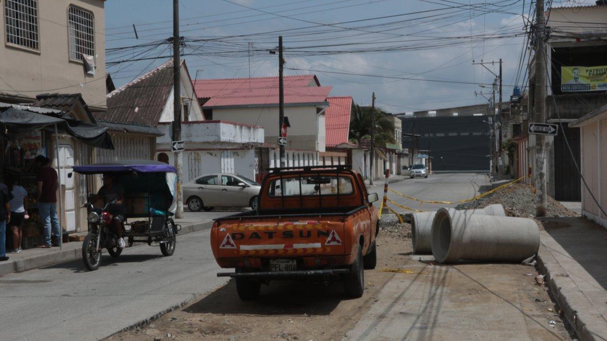 Las obras paralizadas en varias manzanas de El Cóndor se han vuelto un dolor de cabeza para los habitantes. Las calles que son doble vía se han achicado por los huecos y montículos de tierra.